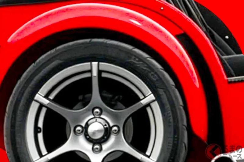 要價900萬日圓的「輕型」跑車推出新款！搭載安心可靠的「鈴木製」660cc渦輪引擎，還配備5速手排！設計洗鍊的超高級「雙人座」純正跑車——Caterham Seven英國2026年式究竟是什麼來頭！