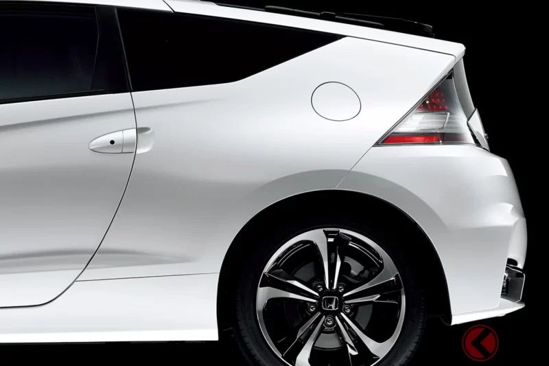 約80萬日圓就能入手的Honda「手排跑車」引發關注！全長約4.1公尺的小巧流線雙門跑車，還搭載創新的油電混合系統！人氣即將爆發的CR-Z究竟是怎樣的一款車？