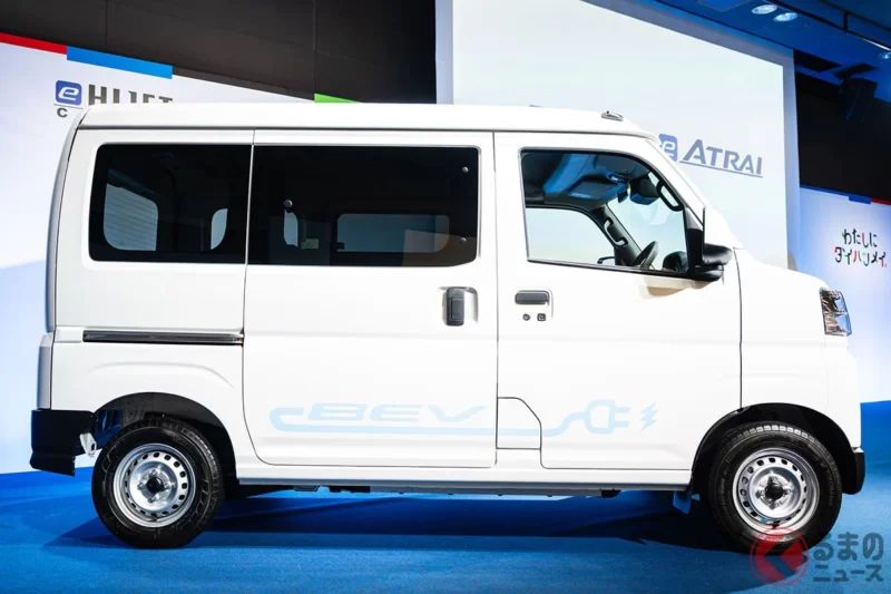 大發工業推出「全新」輕型商用廂型車！在維持「同級最大貨艙空間」優勢的同時，首款電動版本為何登場？成為「最後一哩路配送強力夥伴」的新型e-HiJet Cargo／Atrai，到底有哪些講究？