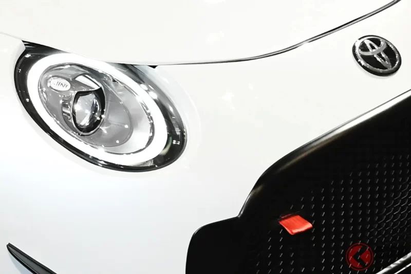 Toyota竟然有「小型雙人座」FR跑車！？全長約4公尺車身，搭載170匹馬力直列四缸引擎與6速手排變速箱！圓形頭燈設計加上氣勢十足的空力套件也很吸睛，這款「SF-R Convertible」究竟是什麼來頭？