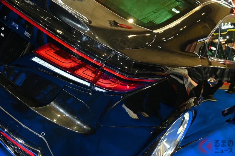 超創新的「Vellfire Sedan」終於首度公開實際上路畫面！全長超過5米的黑色塗裝車身，搭配氣勢十足的霸氣車頭，還搭載大排氣量V8引擎！以雷克薩斯LS為基礎打造的NATS「大型房車」正式進行測試行駛！