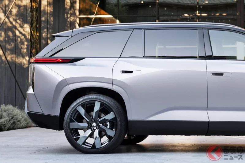 豐田首次全球公開「新型‘3列7人乘’SUV」！ 全長5米級的「大型車身」×精悍「方正設計」打造超級「靜音」車型！ 新型「Highlander BEV」在日本導入備受期待！