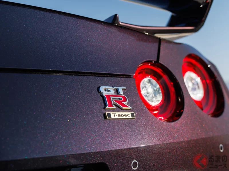 日產「最後的GT-R」引起注目！搭載570匹馬力的“手組引擎”與紅色引擎徽章！妖豔閃耀的「Midnight Purple」超特別，「T-spec Takumi Edition」美國版本是怎樣的車呢！