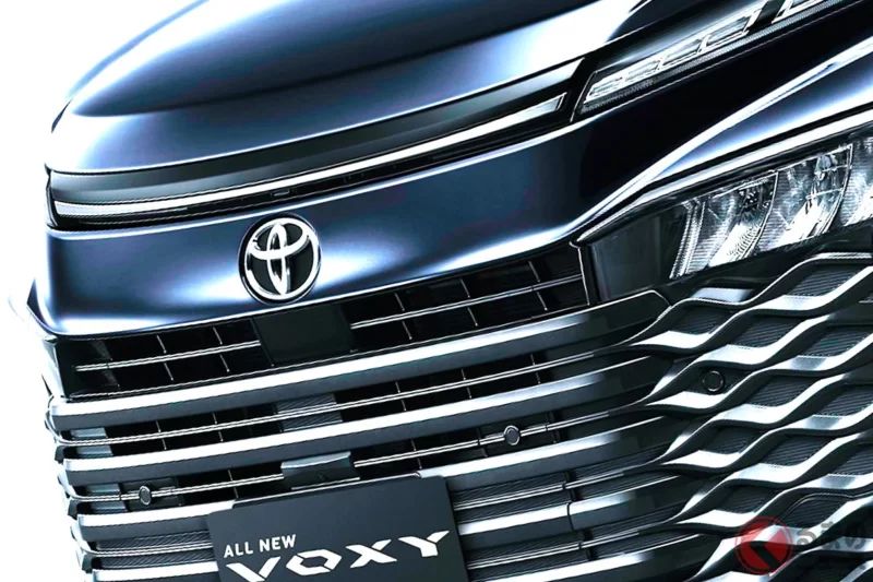 Toyota嶄新「5人乘坐」Voxy被讚「舒適到不行」引發熱烈討論！還有人說「這一定會大賣！」、「車主感覺很有氣質！」對超～～寬敞「行李空間」的「2排座椅版本」呼聲超高！打造大空間「後座區域」的「Welcab」到底是什麼？