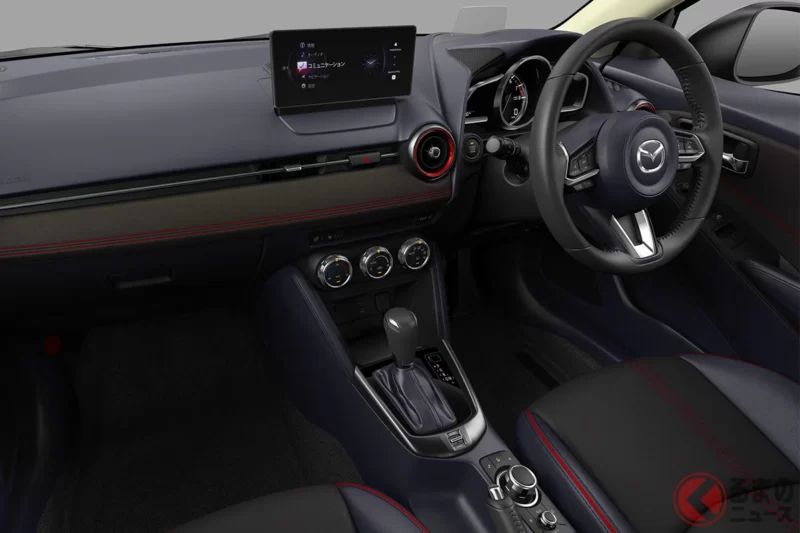 Mazda全新「4WD」小型車引發熱烈迴響！「內裝比想像中更豪華」、「以接近Kei car的價格卻有這樣的高質感，CP值很高」等聲音也紛紛出現！採用「專屬設計」並加入紅色點綴的內裝相當吸引人，「Mazda2」頂級車型再次受到關注！