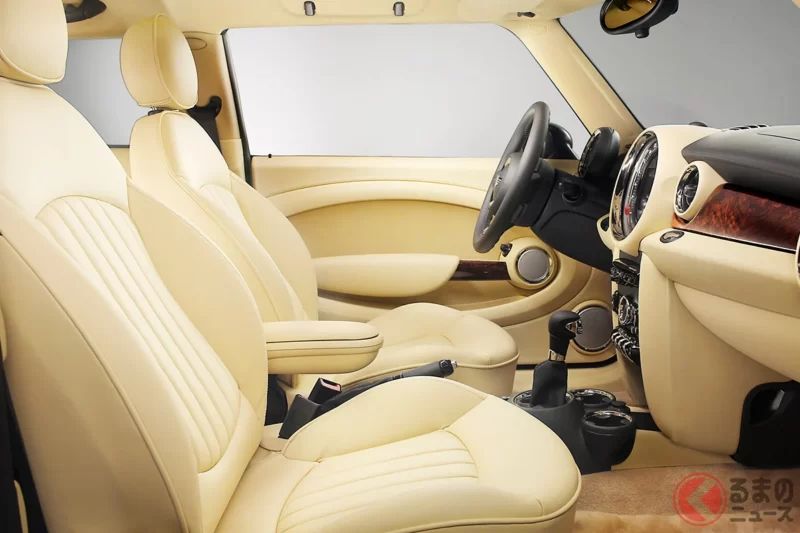 全長約 3.7m 的「小巧超豪華車」相當吸引人！搭載超過 180 馬力的 1.6L 直列 4 缸引擎與「頂級內裝」！由名門 Rolls-Royce 打造的特別版「Mini」究竟是什麼？