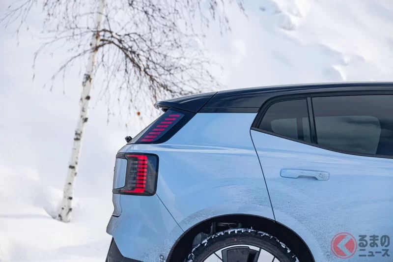 全長4.2m的「小型四驅SUV」超吸引人！搭載「超過420馬力」的動力系統，甚至比Porsche 911還快!? 在雪地駕駛中展現實力的Volvo EX30到底有多厲害？
