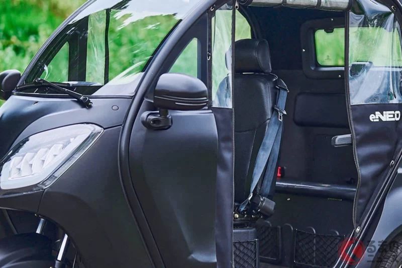 新車97萬日圓！比「KEI CAR還便宜」的「3人乘TRIKE」引發熱烈關注！「對需要車輛的鄉下地區很合適」「在沒有停車位的都市更是最佳選擇」受到讚譽，還可選配AIR CONDITIONING的「eNEO NEO-ONE」究竟是什麼？