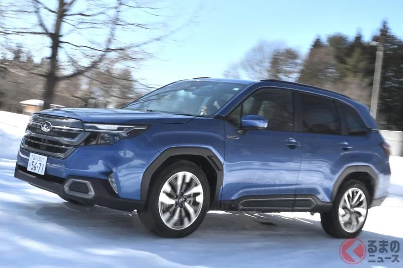 Subaru「最新Forester」的「雪地性能」超厲害！即使「滿員＆非壓雪路面」也能輕鬆爬坡！被讚譽為「完全像‘WRX’一樣的駕駛感！」的「常時4WD×Strong Hybrid」實力究竟如何！