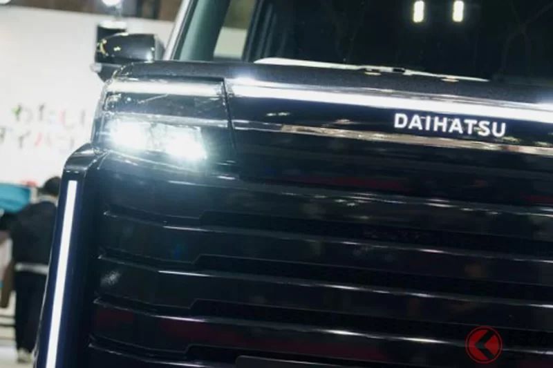 「就是這個我想要的！」Daihatsu全新「Tanto」因為太過創新而成為話題！「超大的前臉太讚了」「超越輕型車框架的存在感」的聲音！大人感十足的「Custom Kromeki」究竟是什麼樣的車！