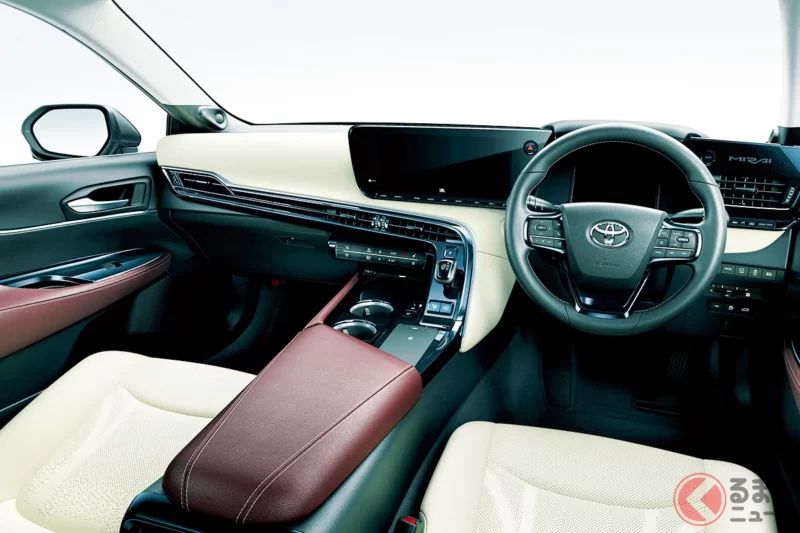 Toyota全新的「FR Sedan」相當具有劃時代意義！現在入手還能「省下約新台幣31萬元」相當划算！採用流線車身搭配創新的「雙層Headlight」，以及時尚的「豪華Interior」設計！搭載安靜Power unit的「Mirai」到底是一款什麼樣的車？