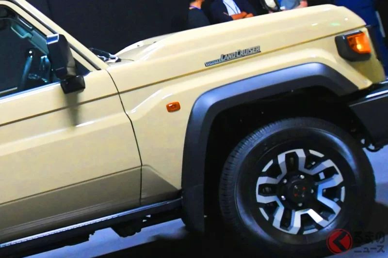 Toyota最便宜的「Land Cruiser」引發關注！比頂級版本「便宜超過330萬日圓以上」成為最大魅力！採用圓形頭燈×方正車身的「復古設計」，還有「對開式車門」與「每公升超過10km」的Powertrain配置的「70」究竟是什麼車？