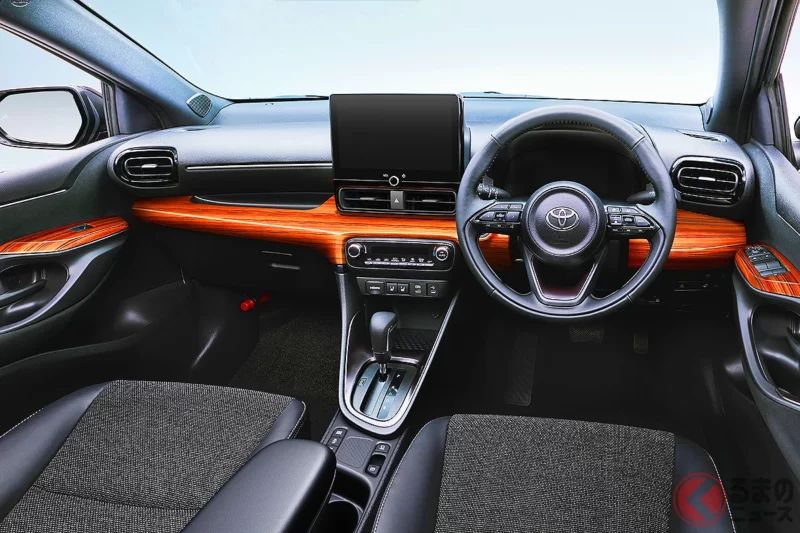 約新台幣35.8萬元起！Toyota全新「compact car」正式推出！充滿魅力的「retro風豪華內裝」讓高級感與沉穩質感提升，再搭配閃耀亮眼的「專用exterior」！散發濃濃「昭和風格」的「Yaris」究竟是什麼樣的組合？