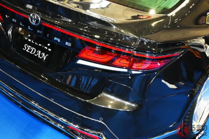 前衛感十足的「Vellfire sedan」引發關注！擁有充滿存在感的5公尺車身，並搭載「4.6 liter V8」引擎！重現「強勢高級minivan代表」形象、以Lexus LS為基礎打造的NATS「custom car」究竟是什麼樣的車？