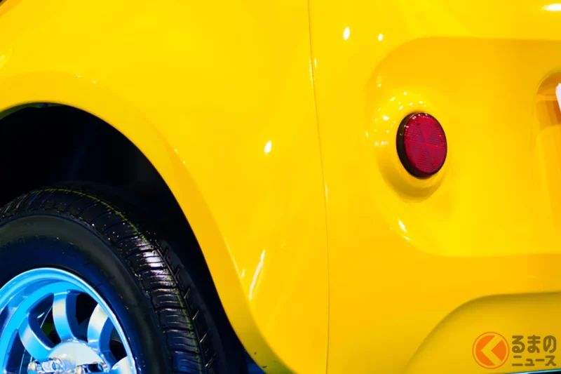 「不需要vehicle inspection，也不需要parking certificate！」售價約新台幣18.6萬元的「比kei car還小的新車款」！可乘坐3人，還被評價「日常使用也很安心」「外型很可愛」！只要一般駕照就能駕駛的最新E-NEO系列正式登場！