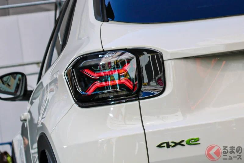 Toyota 公開了與 Yaris Cross 尺寸相近的新型「小型四驅 SUV」！採用方正設計與高性能 4WD，搭載 1.2 升直列三缸渦輪引擎的 Jeep「Avenger 4xe Hybrid」登場