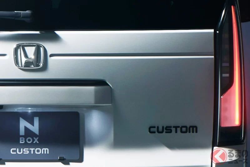 Honda以206萬日幣推出新款「N-BOX」！這款新車引起了不少關注，尤其是超越同級距的厚重感「Mecha Kuro」版本，非常吸引人。這款特別的「Black Style」正好襯托出這輛輕型車“絕對王者”的氣勢