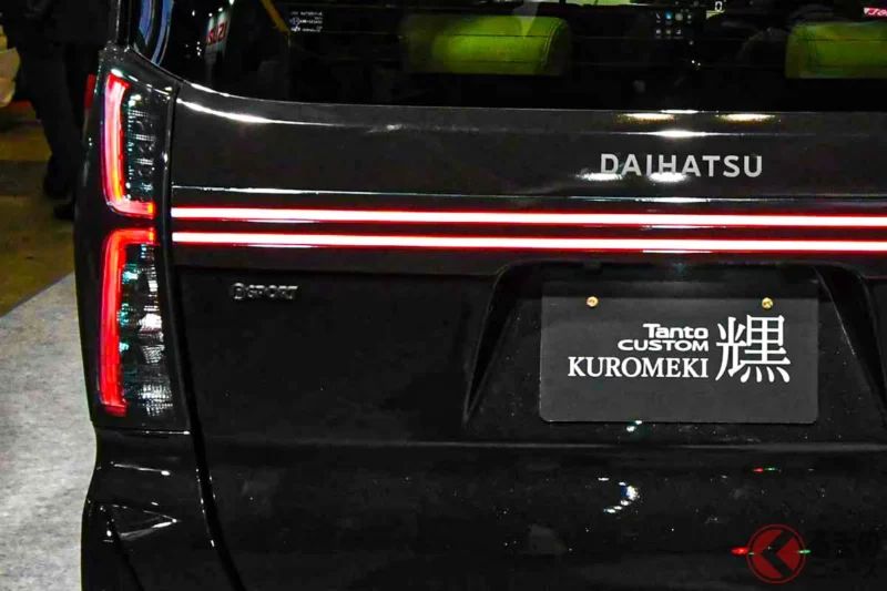 Daihatsu 全新「滑門 Wagon」引發熱烈討論！採用相當大膽的「幾乎整個都是水箱護罩」前臉設計，加上方正俐落的外型風格的 Tanto，也被網友評價「氣勢很強」、「很有都會感又很上相」！而主打夜間質感的「Custom Chromeki」更成為話題焦點！