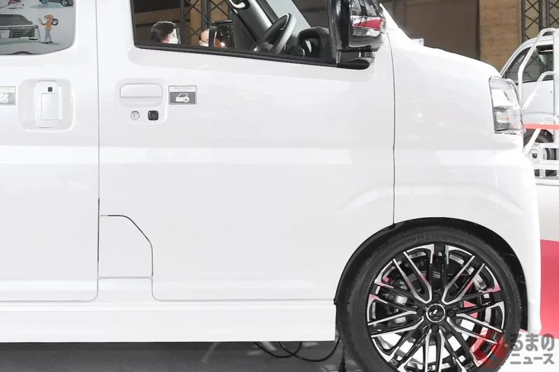 簡直像是「小型 Alphard」!? Daihatsu 推出的「高級 kei Van」氣勢十足！大型黑色水箱護罩與「超越同級」的豪華內裝相當吸睛！這款與眾不同的「Atrai Premium ver.」到底是什麼樣的車型呢？