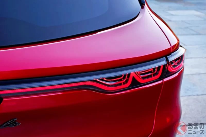 搭載 1.3 liter engine 卻能輸出「270 horsepower」！與 Toyota RAV4 同級尺寸的全新「compact SUV」即將登場！採用全長約 4.5m 的車身與創新的「retro grille」設計！同時具備高性能 4WD 系統的 Alfa Romeo「Tonale」到底是什麼樣的車？