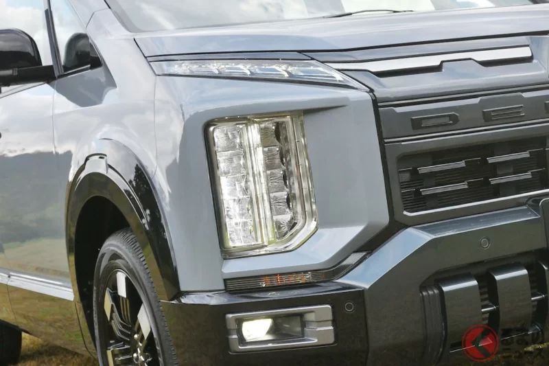 三菱最新的Delica D:5首次搭載繼承自Lancer Evo的高性能四輪驅動系統！全新設計的「精悍黑色前臉」帥氣十足，這款「正統四輪驅動迷你休旅車」帶你體驗邁入第19年的進化！