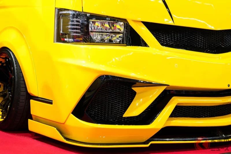 約新台幣21萬元！擁有「Lamborghini風格車頭」的Toyota「Hiace」!? 搭配搶眼亮黃色與「超低車高」，帥度爆表！已經完全不像「商用車」的「Stinger J Hi＆Low Custom Complete」改裝車到底是什麼？