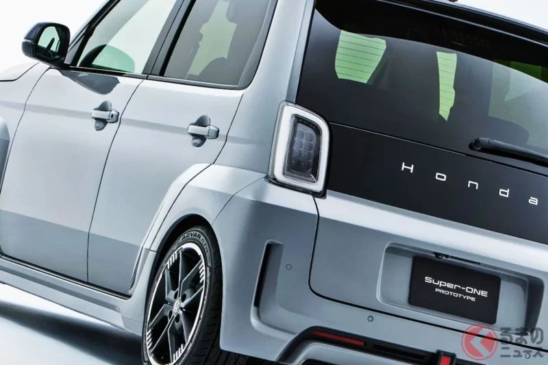 Honda全新「Compact 5 Door Sports Car」即將上市！專屬寬體設計搭配「超越輕型車」的強悍動力模式，讓人彷彿感受到「City Turbo復活!?」。這就是全新「Super One」！