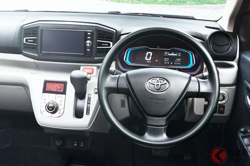 「再也不需要一般車了！」新車「只要99萬日圓」的「最便宜‘Toyota Sedan’」超吸引人！即使是「每公升35公里」的低油耗，也已經足夠了！最便宜的「Pixis Epoch」值得注意