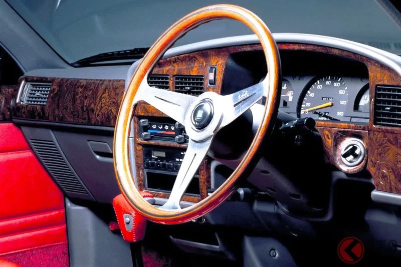 豐田推出的這款「超復古」豪華車一曝光就引起熱烈反響！許多網友表示「經典老車的設計搭配最新機械科技真是太棒了！」、「路上遇到時忍不住多看了兩眼！」這款名為「Classic」的車，內裝採用奢華的紅色皮革與木質飾板，打造出極致復古又高級的氛圍