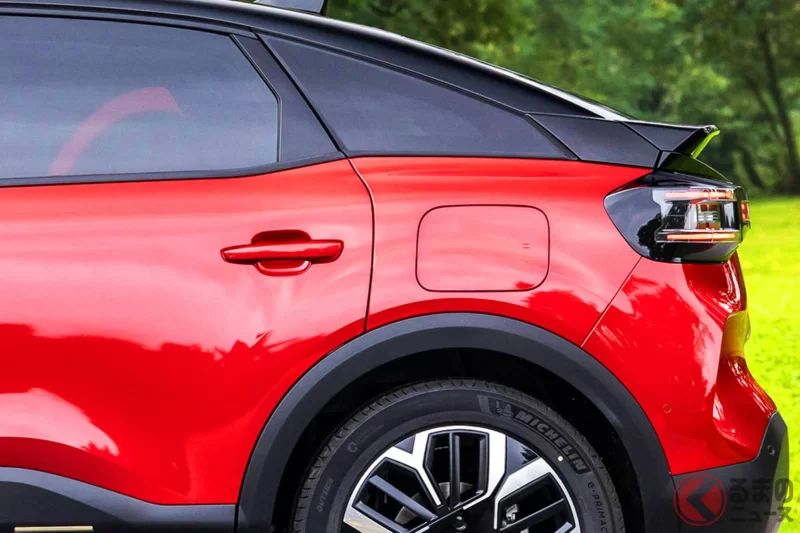 最新款「小型SUV」每公升可跑23公里！採用與 Toyota「Corolla Cross」同級的全長4.3米車身！超有個性的「前臉設計」與時尚「內裝」也很出色的 Citroen「C4」到底是怎麼一款車呢