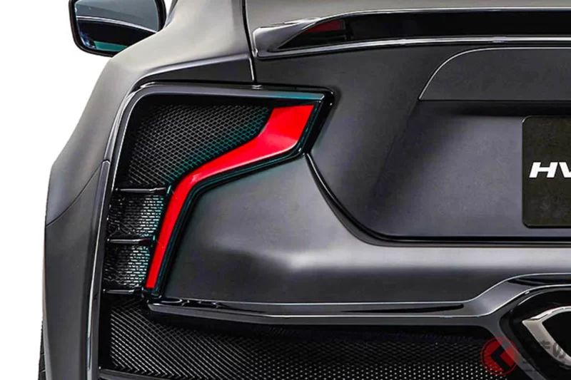 Toyota超前衛「“直列頭燈”Sport Car」引發話題！採用「2人座」×「像MT的AT」的創新設定！還有開篷車身＋「中置排氣」設計也超吸睛，「GR HV Sport」到底是什麼？