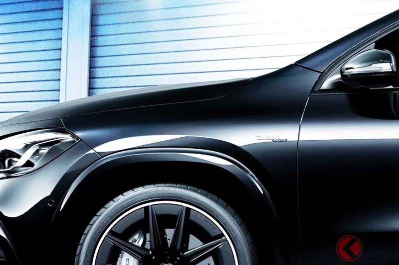 搭載2.0公升引擎，馬力突破300ps！與Toyota「Corolla Cross」相近尺寸的超強力「小型高級車」發表！全車採用超黑「精悍設計」與「大尺寸輪圈」，極致運動感的Mercedes「GLA35」特別版登場！