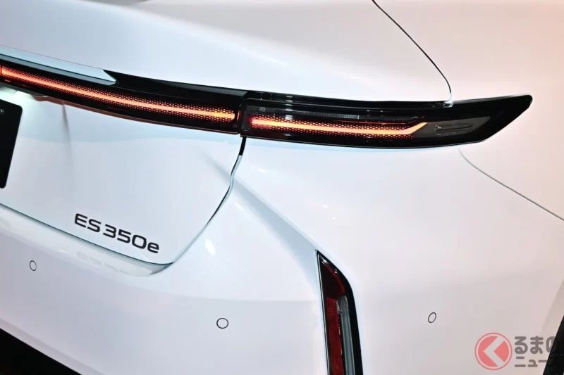 Lexus新型「ES」即將發表！時隔7年半全面改款，車長達5.1米級的流線型車身亮相！搭載紅色發光創新「LEXUS」Logo與三種動力系統的新型豪華房車，到底有什麼特色呢？