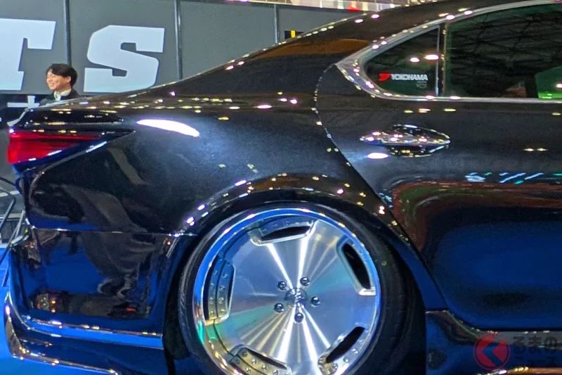 斬新「Vellfire Sedan」的行駛身影引發熱議！ 有人說「氣勢十足又帥氣」、「好想在公路上看到！」 全長超過5米的黑色塗裝車身×搭載「大排氣量V8」！ 基於Lexus LS的NATS「大型Sedan」正在進行測試行駛！