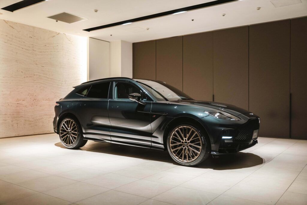 Aston Martin超豪華休旅車DBX S 再進化 開篷王者Vanquish Volante 60th Anniversary Edition同台登場