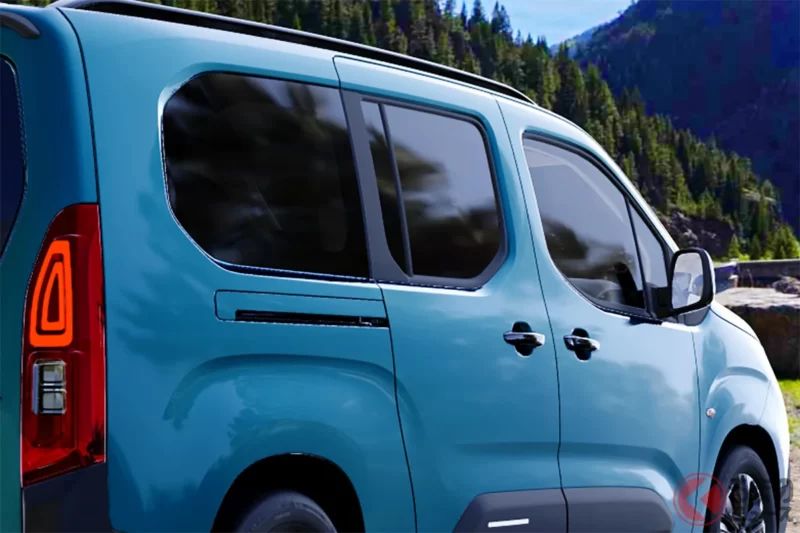 豐田「Voxy」等級的尺寸！ 受到矚目的時尚「3列7人座」小型廂型車！ 全長約4.7米，採用滑門設計！ 還有小型的「5人座」版本，與Citroen「Berlingo」相比