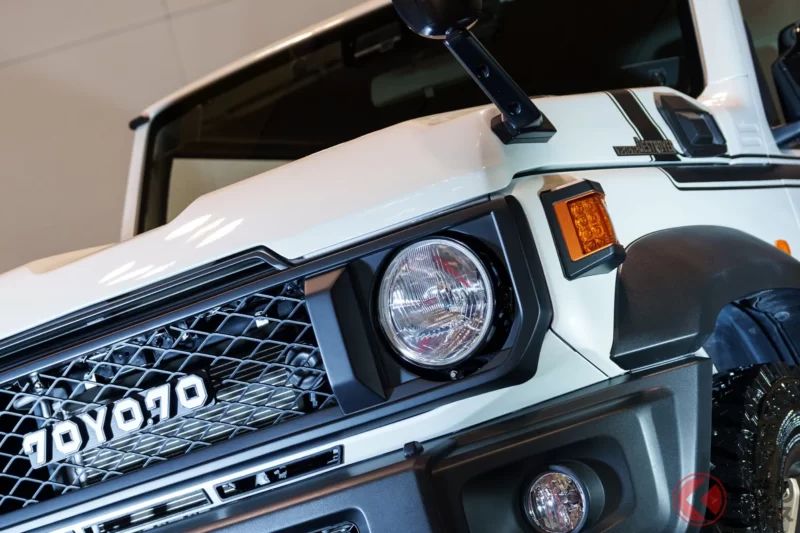 約440萬日圓的TOYOTA「超小型」LAND CRUISER!? 幾乎是輕型車尺寸的「compact SUV」公開！由SUZUKI打造的「JIMNY LAND 70YO.70」是什麼？