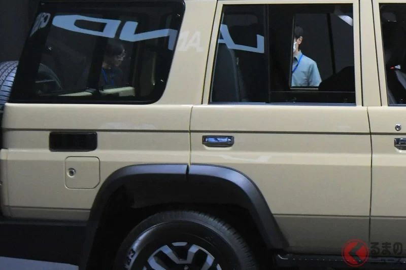 TOYOTA最便宜的LAND CRUISER引發熱議！雖然比起頂規版本便宜超過330萬日圓以上，但也有不少人表示「越樸實越帥氣」、「感覺可以開很久」、「讓人很有信賴感」！復古設計的「70（nanamaru）」成為關注焦點！