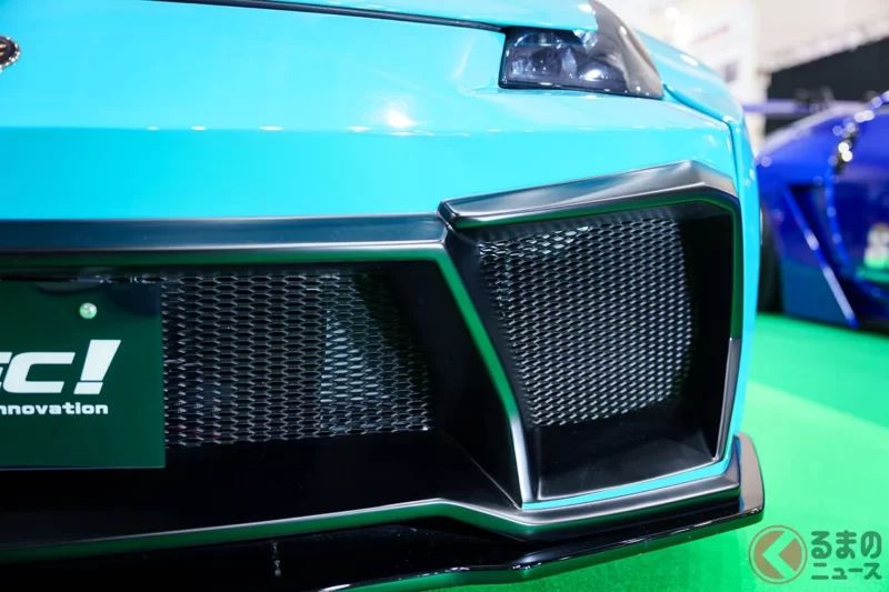 日産「“LAMBORGHINI臉”FAIRLADY Z!?」實車公開！清爽藍色下藏著「壞壞面容」!? 超寬車體也超帥的SPEC！「Z33 WideBody youki 350Z」改裝車亮相「OAM2026」展出