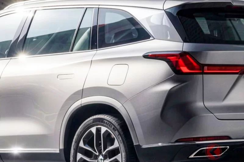 搭載「超過270匹馬力」的1.5L Turbo引擎！全新「3排7人座SUV」發表！採用媲美Lexus「RX」尺寸的「全長約4.9公尺車身」！外型銳利又運動感十足的「MGS9 PHEV」英國市場登場！