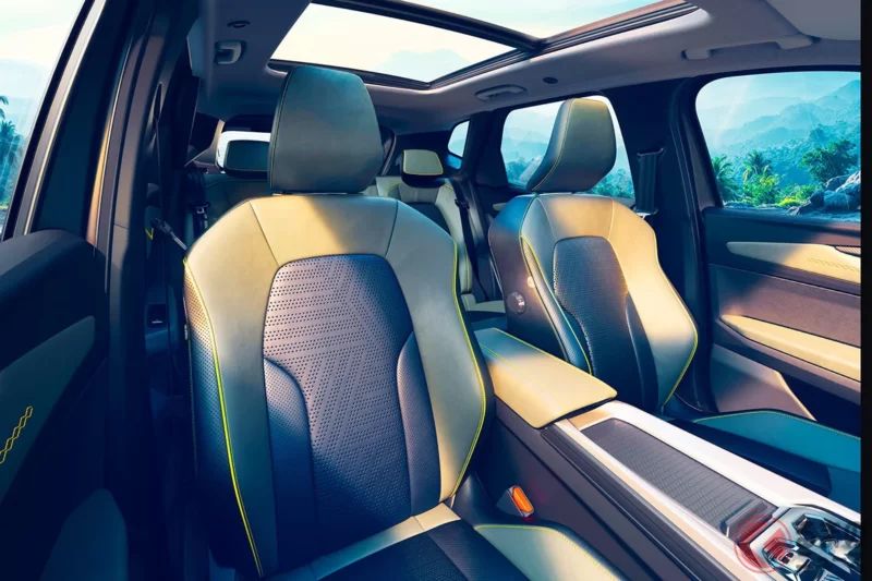 新車約177萬日圓！睽違14年大改款的全新「小型SUV」正式登場！採用全長約4.3m車身與媲美「Jimny」等級的離地高！搭載強勁1.3L「渦輪」引擎的Renault「Duster」印度版究竟是什麼來頭？