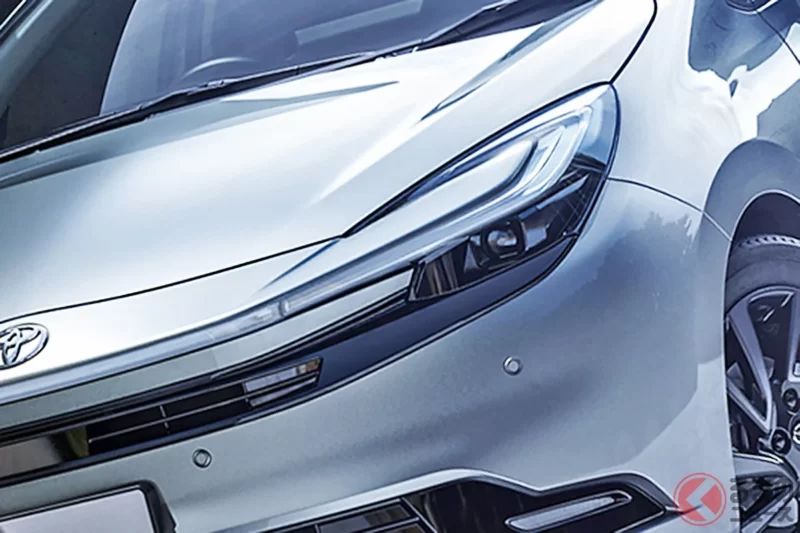 新車約248萬日圓！Toyota最新「Aqua」因為訂單爆量竟然「暫停接單」!? 採用嶄新「Prius風格車頭」大幅進化的「小改款車型」引發大量積單！Toyota經銷商是怎麼應對的？