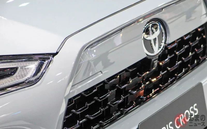 約450萬日圓！ 豐田新「大尺碼Yaris Cross」！ 全長約4.3公尺的黑色「兇狠臉款」超吸睛！ 搭載1.5L「直列4缸」的「小型SUV」，泰國版本詳情