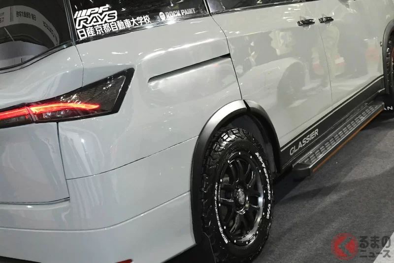 日產「Elgrand“SUV”」實在太前衛了！ 採用粗獷的2段式headlight（頭燈）設計，加上40mm的lift up（車身抬高），讓它在惡路上也能輕鬆應對的「最強SUV minivan」！ 日產京都校打造的custom car「Glacia」究竟是什麼來頭？