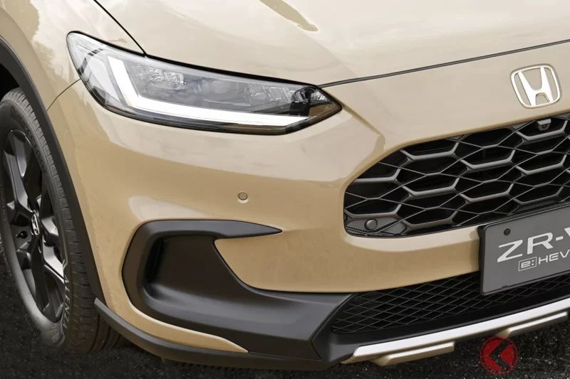 本田新型「ZR-V」發表！全新設定「Cross Touring」以蜂巢水箱護罩與霧面黑色輪圈提升野性感！汽油車取消，全車型統一為「e:HEV」！有哪些變化？