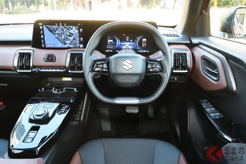 399 萬日圓！Suzuki 的「小型高級 SUV」超有吸引力！全長 4.2m 的小巧車身搭載「先進 Display」，還承襲 Jimny 的高性能 4WD，同樣備受關注的「全新 e Vitara」究竟是什麼樣的車款？