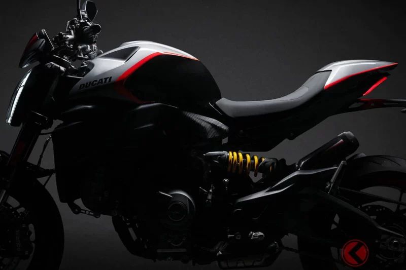 Ducati 發表「全新 Naked 車款」！搭載 111 匹馬力的 V2 引擎，加上輕量化車身，實現靈活敏捷的操控表現！擁有超過 30 年歷史的 Ducati，這次也追加了全新配色「Sport Livery」