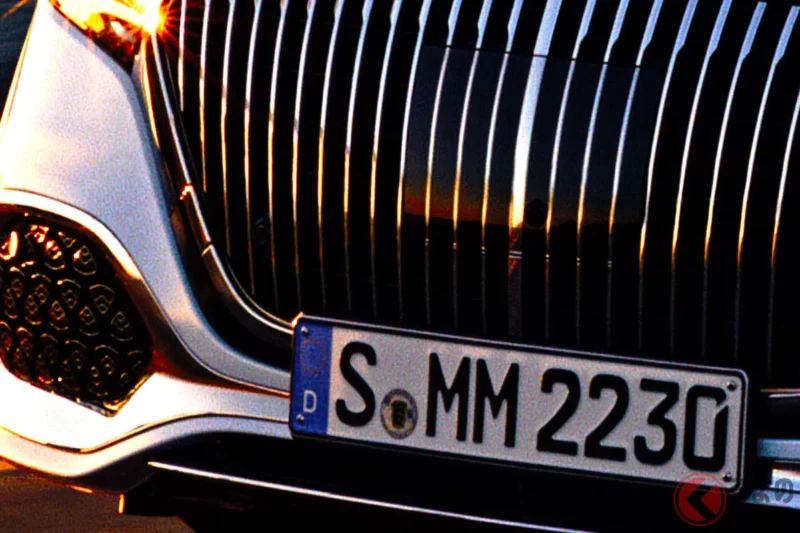 搭載V型12缸引擎的「超超超豪華轎車」全球首度亮相！擁有閃閃發光的巨大水箱護罩，以及極致奢華的「豪華空間」，完全掌握高級車霸權！這就是Maybach的精髓，也是最高峰之作——全新S-Class，在德國正式發表！