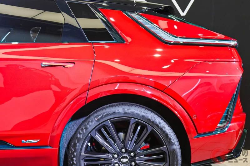 史上最快的全新「SUV跑車」首度公開！超過600匹馬力的高性能4WD車型！即使車重超過2.6噸依然「超級快」的Cadillac LYRIQ-V登場