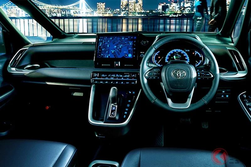 油耗高達每公升23公里！鎖定豐田最新「3列7／8人座」的迷你廂型車！配備雙層頭燈的專屬設計，以及標配「Power Slide Door」！「舒適座椅」也是亮點，究竟哪一款是燃油效率最高的「Voxy」呢？